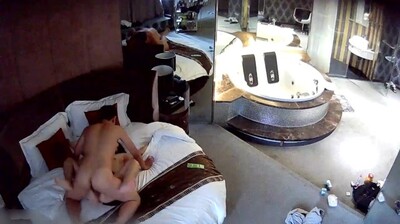 搞笑淫荡眼镜妹被连干两炮，清晰对白骚叫声不断！