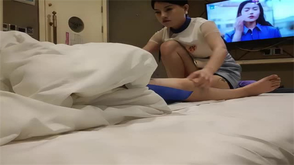 精油推背遇极品巨乳G奶女技师，老哥激情勾搭销魂诱惑